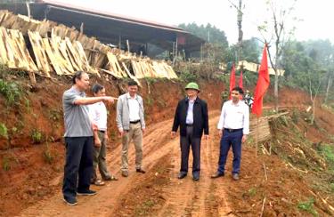 Đồng chí Nguyễn Dũng Giang - Phó Bí thư Thường trực Huyện ủy (ngoài cùng, bên trái) chỉ đạo xã Tân Nguyên ra quân làm đường GTNT.