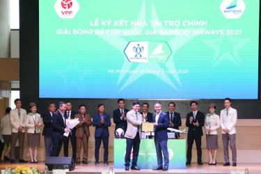 Đại diện VPF trao bảng danh vị cho nhà tài trợ chính Cúp QG 2021.