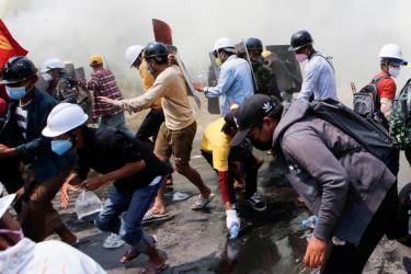 Người biểu tình bỏ chạy khỏi hơi gas của cảnh sát ở thủ đô Naypyidaw, Myanmar