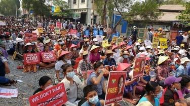 Người biểu tình phản đối đảo chính quân sự tại thành phố Mandalay, Myanmar.
