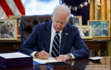 Tổng thống Mỹ Joe Biden ký ban hành gói cứu trợ COVID-19.