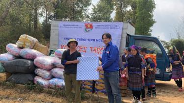 Thầy giáo Vũ Tuấn Anh (bên phải)- Trưởng khoa Giáo dục thể chất, Trường Đại học Sư phạm Hà Nội trao tặng quà cho bà con bản Kể Cả, xã Chế Tạo, huyện Mù Cang Chải.