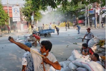 Tình hình Myanmar ngày càng trở nên bất ổn, đã diễn ra các cuộc đối đấu giữa người biểu tình và lực lượng an ninh. (Ảnh: Reuters)
