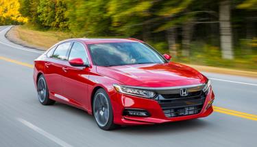 Điểm yếu lớn nhất khiến Honda Accord rơi vào tình trạng khó bán có lẽ là giá bán lẻ cao hơn đáng kể so với các đối thủ cùng phân khúc sedan cỡ D.