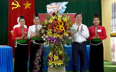 Đồng chí Trịnh Văn Xuê - Phó Bí thư Thường trực Huyện ủy Trạm Tấu tặng hoa chúc mừng Đại hội.