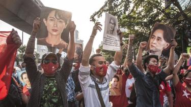 Người biểu tình Myanmar đòi thả tự do cho bà Suu Kyi.