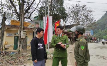 Thường trực Công an xã Tân Lĩnh giám sát an ninh trật tự qua hệ thống camera.