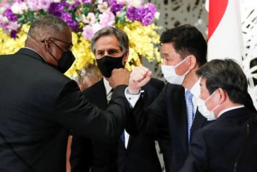 Bộ trưởng Quốc phòng Mỹ Lloyd Austin (trái) chào bằng cách chạm khuỷu tay với người đồng cấp Nhật Bản Nobuo Kishi, trong lúc Ngoại trưởng Mỹ Antony Blinken nhìn họ sau cuộc họp báo chung ngày 16-3-2021 tại Tokyo, Nhật Bản.