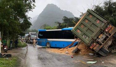 Hiện trường vụ va chạm giữa xe tải và xe khách làm 3 người tử vong trên đường Hồ Chí Minh, đoạn qua địa phận tỉnh Hòa Bình sáng 16/3.