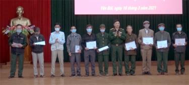 Đại tá Phạm Viết Khánh - Phó Chính ủy, Bộ CHQS tỉnh trao giấy chứng nhận thương binh cho các đối tượng.