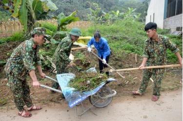 Đoàn viên, thanh niên Đoàn cơ sở phòng tham mưu Bộ CHQS tỉnh Yên Bái tham gia cùng nhân dân tu sửa, dọn dẹp tuyến đường giao thông nông thôn.