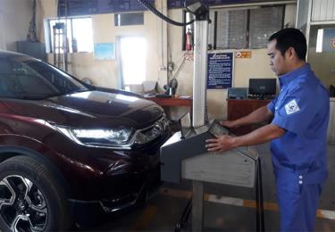 Cán bộ Trung tâm Đăng kiểm xe cơ giới dafabet link thực hiện kiểm định phương tiện.