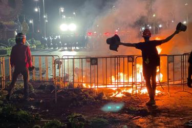 Người biểu tình và các lực lượng an ninh đụng độ nhau gần hoàng cung ở Bangkok, Thái Lan ngày 20-3.