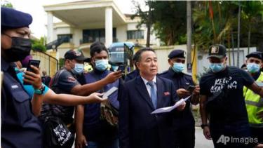 Tham tán Kim Yu Song (giữa) tuyên bố về quyết định rời khỏi Malaysia bên ngoài đại sứ quán ở Kuala Lumpur ngày 21/3.