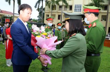 Các đồng chí trong Ban Giám đốc Công an tỉnh tặng hoa và cờ lưu niệm cho Tổ trọng tài và các đoàn vận động viên.
