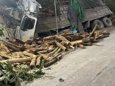 Hiện trường vụ link dafabet giao thông làm 7 người chết ở dốc Bả Vai, xã Trí Nang, huyện Lang Chánh (Thanh Hóa) sáng 23-3