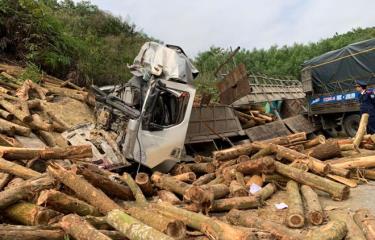 Hiện trường vụ tai nạn giao thông dafabet tải chở gỗ keo đâm vào ta luy đường làm 7 người tử vong ở Thanh Hóa.