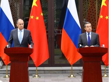 Ngoại trưởng Nga Sergei Lavrov (trái) họp báo cùng Bộ trưởng Ngoại giao Trung Quốc Vương Nghị (phải) tại TP Quế Lâm, tỉnh Quảng Tây ngày 23-3.