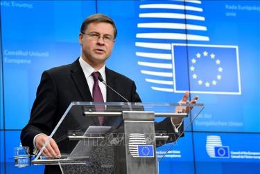 Phó Chủ tịch Ủy ban châu Âu (EC) Valdis Dombrovskis phát biểu trong cuộc họp báo tại Brussels, Bỉ.