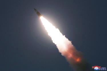 Hãng tin KCNA (Triều Tiên) công bố hình ảnh phóng 1 thực thể nghi là tên lửa hôm 22/3.