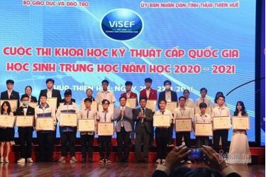 Vụ trưởng Vụ Giáo dục Trung học thuộc Bộ Giaos dục và Đào Tạo Nguyễn Xuân Thành và Phó Chủ tịch UBND tỉnh Thừa Thiên-Huế Nguyễn Thanh Bình trao bằng khen cho 12 dự án giành giải Nhất Cuộc thi Khoa học kỹ thuật cấp quốc gia năm học 2020-2021.