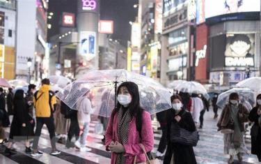 Người dân đeo khẩu trang phòng dịch COVID-19 tại Tokyo, Nhật Bản, ngày 5/3/2021