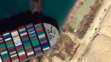 Công ty Smit Salvage (Hà Lan), đơn vị tham gia hỗ trợ Cơ quan Quản lý kênh đào Suez (SCA) của Ai Cập, hy vọng có thể giải cứu tàu Ever Given trong tuần tới. Ảnh: AP