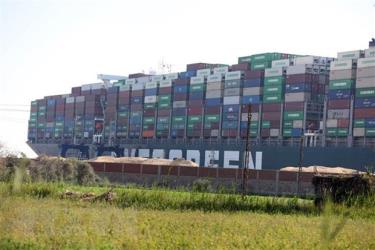Siêu tàu container Ever Given bị mắc cạn tại kênh đào Suez, Ai Cập, ngày 27-3-2021.