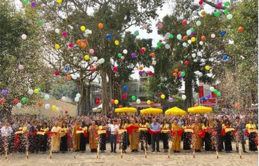 Các đại biểu làm lễ cắt băng khánh thành chùa Ngọc Bích