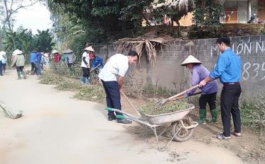 Cán bộ và nhân dân trong xã tham gia tổng vệ sinh các tuyến đường giao thông vào ngày thứ Bảy hàng tuần.