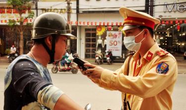 Đội CSGT đường bộ số 1, Phòng CSGT, Công an tỉnh Yên Bái thường xuyên thực hiện chuyên đề nhằm phát hiện xử lý đối với người điều khiển xe trên đường mà trong cơ thể có chất ma túy, vi phạm nồng độ cồn.