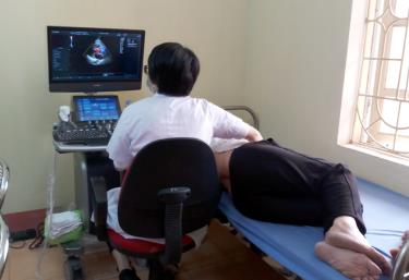 Doctors at Bach Mai Hospital and their colleagues from Yen Binh district Medical Centre give health check-ups to patients undertaking treatment at the Yen Binh district Medical Centre.
