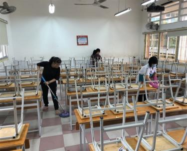 Giáo viên dọn dẹp vệ sinh lớp học, đồ dùng học tập trước khi đón học sinh trở lại trường.