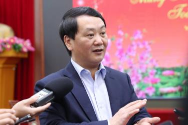 Phó Chủ tịch, Tổng thư ký UB Trung ương MTTQ Việt Nam Hầu A Lềnh trao đổi bên lề hội nghị hướng dẫn giới thiệu người ứng cử đại biểu Quốc hội khóa XV tại trung ương.
