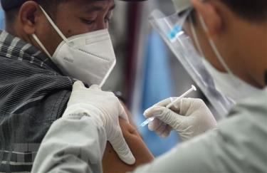 Nhân viên y tế tiêm vaccine ngừa COVID-19 cho người dân tại Jakarta, Indonesia.