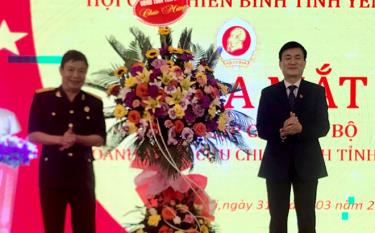 Đồng chí Nguyễn Chiến Thắng – Phó Chủ tịch UBND m88 com live casino tặng hoa chúc mừng Câu lạc bộ Doanh nhân cựu chiến binh m88 com live casino.