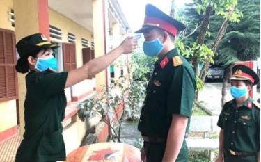 Cán bộ, chiến sĩ Ban Chỉ huy quân sự huyện Lục Yên thực hiện nghiêm các thủ tục y tế, chủ động phòng, chống dịch bệnh Covid-19.