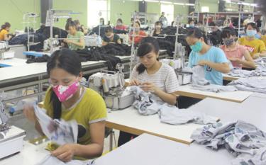 Các công ty may của Hàn Quốc đầu tư tại Yên Bái đã giải quyết nhiều việc làm cho lao động địa phương.