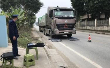 Lực lượng thanh tra giao thông cân kiểm tra tải trọng phương tiện.