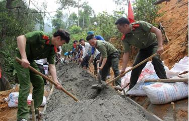 Đoàn viên thanh niên huyện Trạm Tấu tham gia bê tông hóa 400 mét đường công trình “Con đường em đến trường” ở thôn Cang Dông, xã Pá Hu.