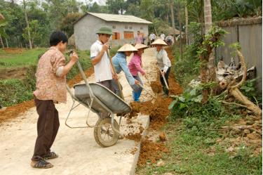 Người dân xã Khánh Thiện tham gia làm đường nông thôn. Ảnh M.Q