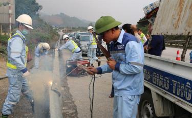 Các lực lượng chức năng đóng điểm tháo dỡ hộ lan trái phép tại Km172, cao tốc Nội Bài - Lào Cai.