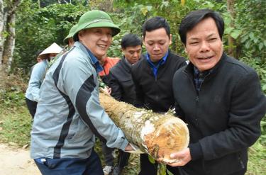 Đồng chí Hoàng Hữu Độ- Bí thư Huyện ủy Lục Yên (bên trái) tham gia cùng nhân dân giải phóng hành lang mở rộng đường giao thông.