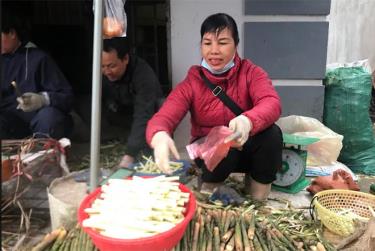 Măng sặt được bày bán tại chợ Yên Ninh, thành phố Yên Bái.