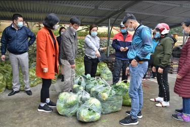 Các đơn vị, người dân trên địa bàn thành phố Yên Bái ủng hộ việc tiêu thụ sản phẩm cho tỉnh Hải Dương.
