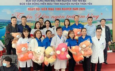 Ngoài thực hiện tốt y đức, nhiệm vụ chuyên môn, cán bộ y tế của Trung tâm hăng hái tham gia hiến máu tình nguyện vì cộng đồng.