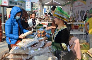 Người dân đến tham quan, mua sắm các mặt hàng nông, thủy sản của tỉnh tại Siêu thị Lotte Mart, Hà Nội.