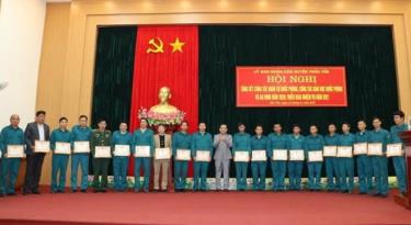 Đồng chí Trần Nhật Tân - Bí thư Huyện ủy Trấn dafabet link tặng giấy khen cho các tập thể, cá nhân có thành tích xuất sắc trong công tác quân sự - quốc phòng năm 2020.