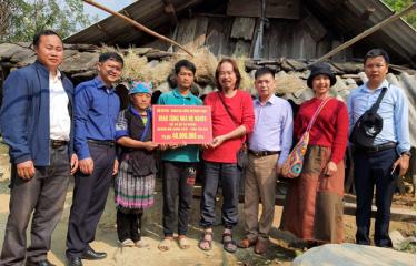 Nhà báo Trường Nguyễn - chủ kênh VietNam Today cùng lãnh đạo Sở Văn hóa - Thể thao và Du lịch trao hỗ trợ cho gia đình bà Vàng Thị Bầu.