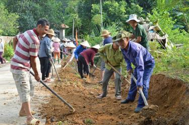 Nhân dân xã Ngòi A đắp lề đường giao thông nông thôn.
